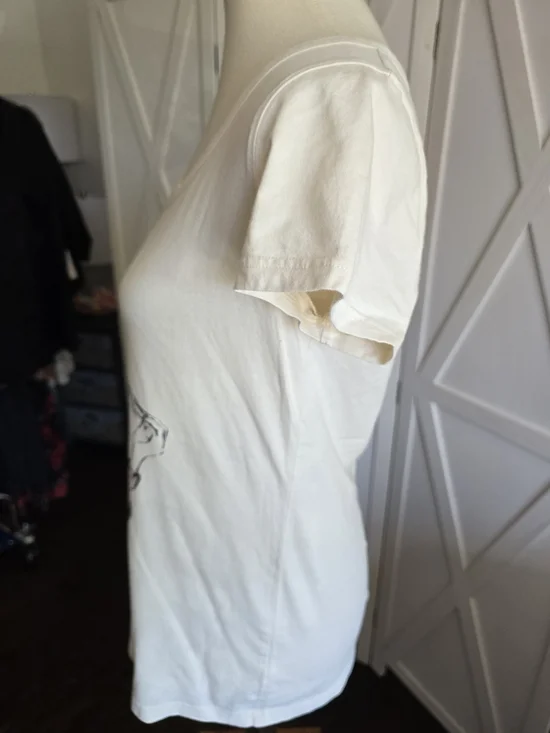 Bisou Bisou Fashionista Girl Illustration in a Cream & Black Color Scoop Neck - Picture 5 of 8